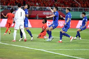 第85分钟出球送礼国青，印尼门将赛后痛哭，队友不断安慰